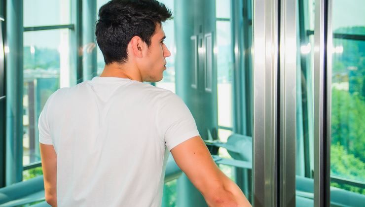 Perché gli ascensori hanno uno specchio